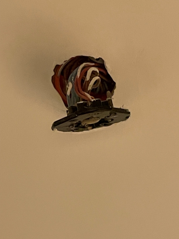 Fastmontering af lampeudtag og opsætning af lampe