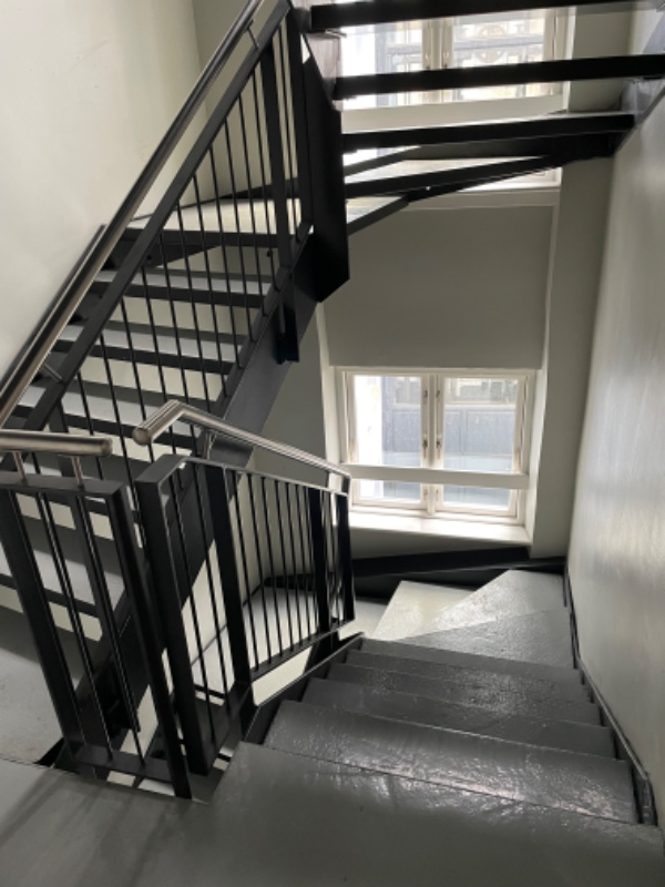 Afhentning og bortskaffelse af amerikanerkøleskab