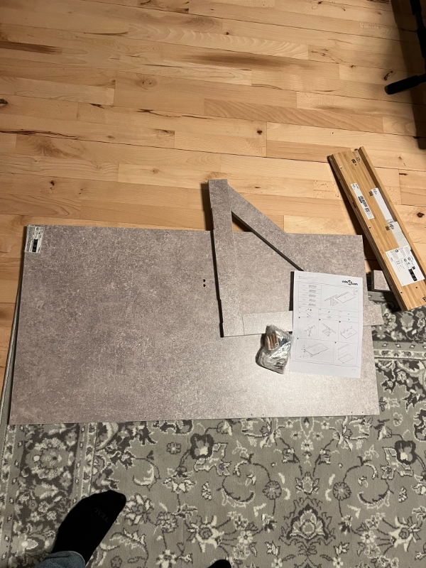 Opsætning af væghængt klapbord (stue), vægthængt plade (badeværelset), forøgelse i højde af gardinstang (badeværelse)