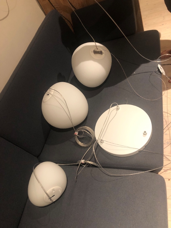 Opsætning af lampe over trappeopgang