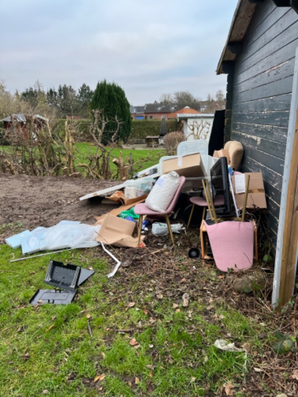 Køre affald på genbrugspladsen