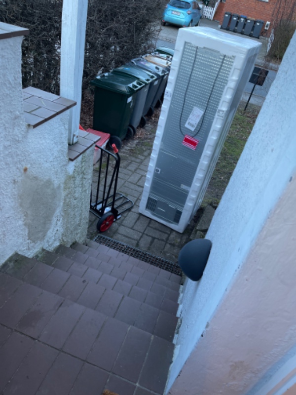 Bære køleskab ind - haster