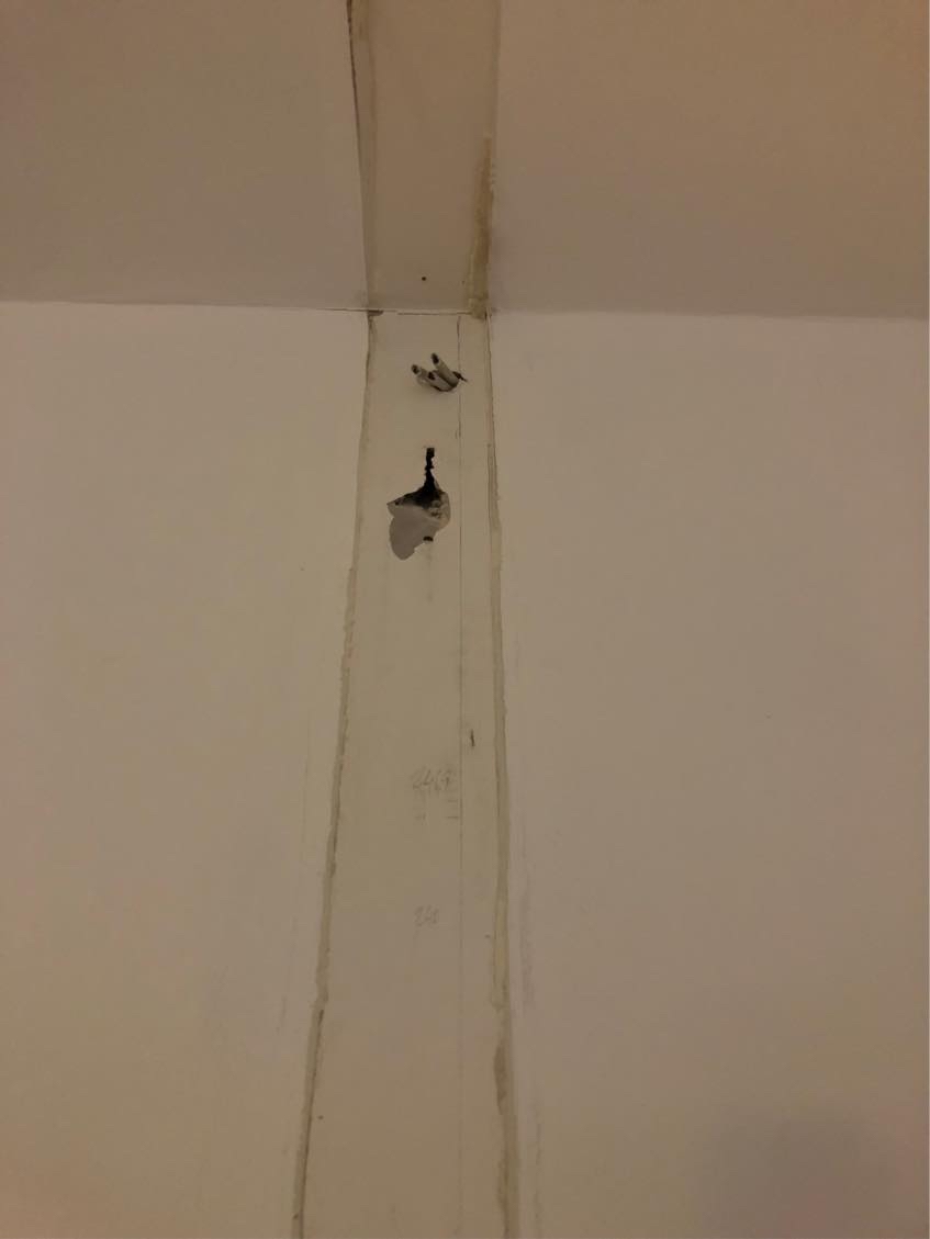 Hjælp til at få spartlet/lukket store huller i væg. En stribe tapet efter fjernelse af væg.