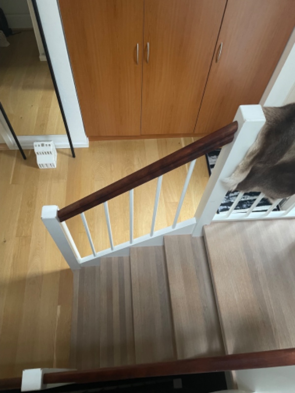 Maling af gelænder på trappe fra stuen til førstesal.