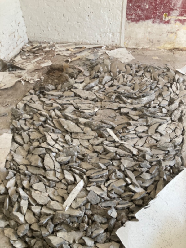 Bortskaffelse af ophugget betondæk i kælder (OBS ER BANKER OP)