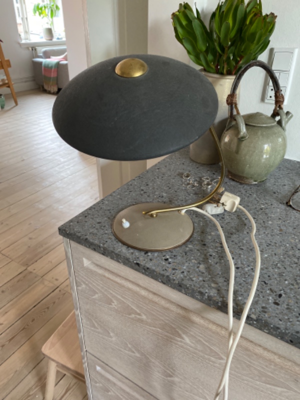 Reparation af gammel bordlampe. Ny ledning og fatning