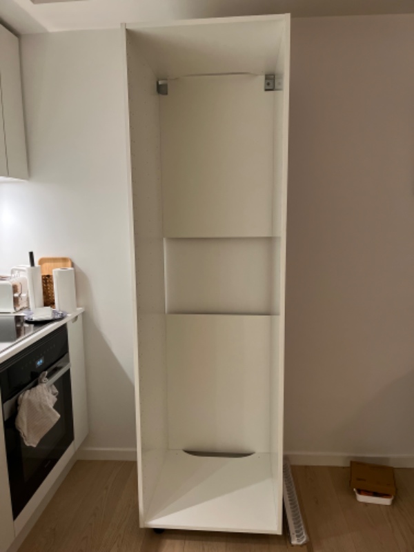 Hjælp til at hænge et skab på væggen