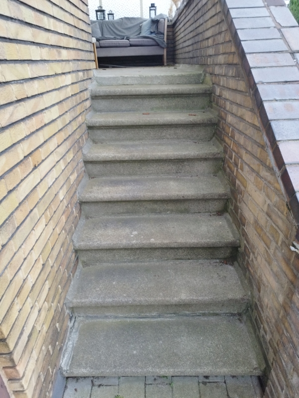 Flytte klaver op ad lille trappe