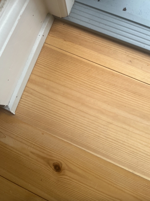 skift gulvbræt + laker to andre gulvbrædder