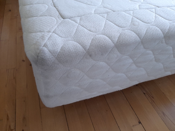 Flyttet en boxsmadras 140x200 ned fra 2 sal til storskraldsom er ca 30meter ned ad vejen. Det er en 