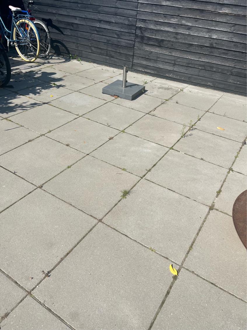 Lugning af ukrudt mellem fliser