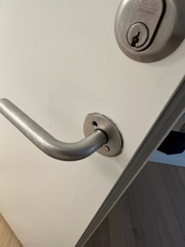 Reparation af 3 løse dørhåndtag og 1 skabshængsel i lejlighed i Vallensbæk Strand
