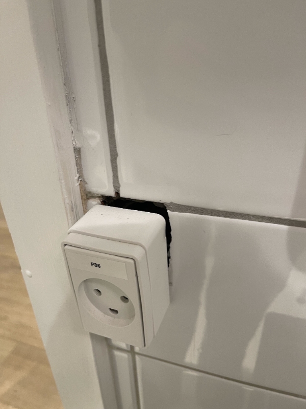 Lamper fastgøres til væg, pære i lampe hvor fatning sidder fast skal ud, liste på egetræsdør skal