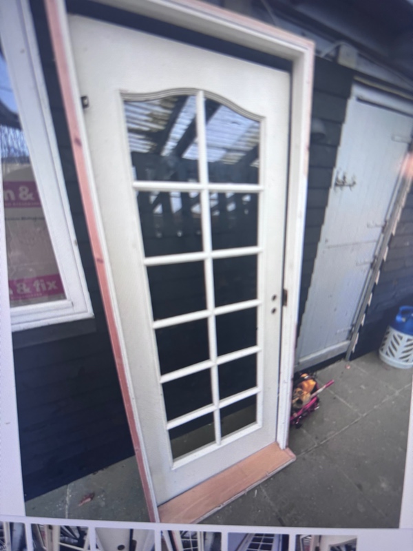 der skal laves hul i en trævæg og isættes en teressedør. Jeg har selv dør og karm.