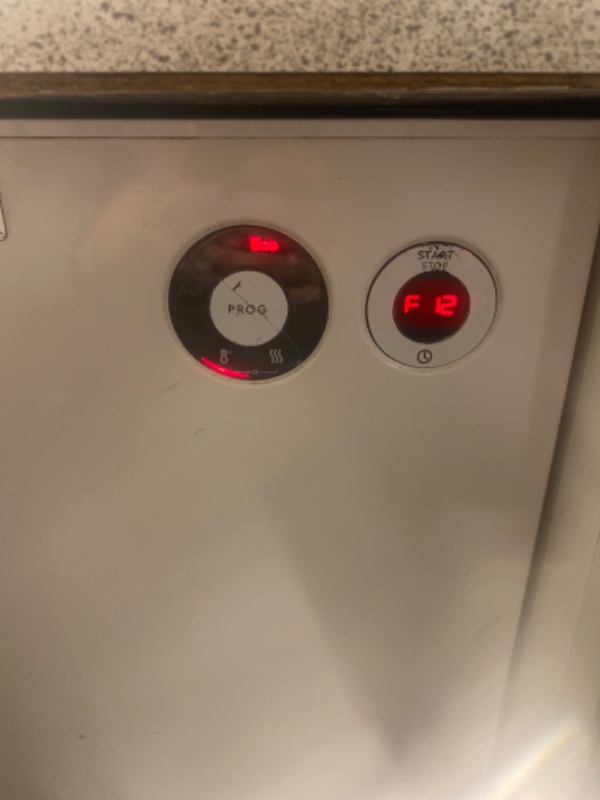 Hej jeg har en opvaskemaskine , som ikke fungere, der er strøm til, men den køre ikke ,