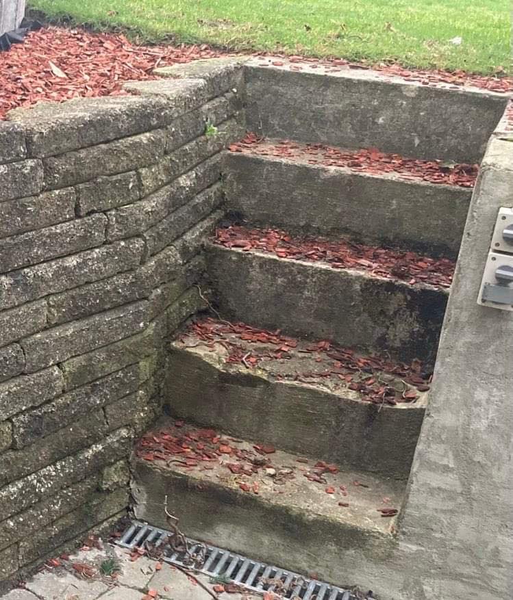 Etablering af støttemur og trappe