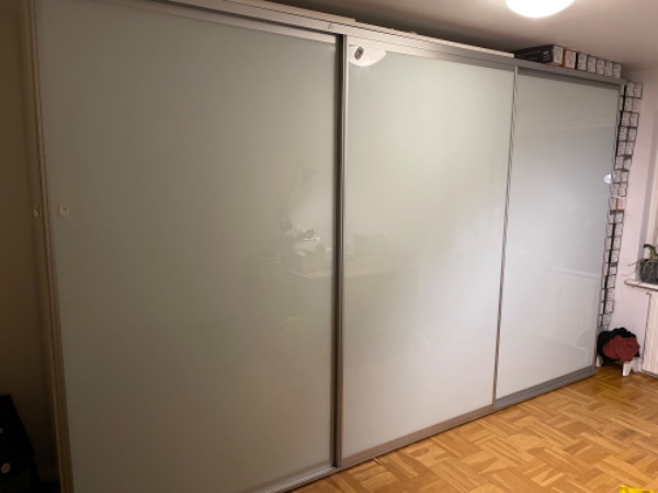 Afhentning af nedrevet skab