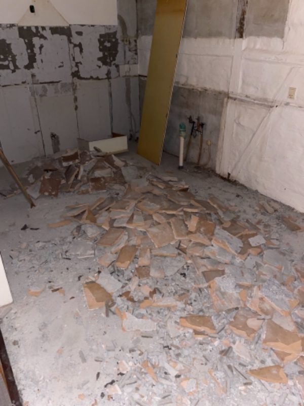 Afhentning af fliser til genbrugspladsen. Der er tale om 15 kvadratmeter køkkenfliser