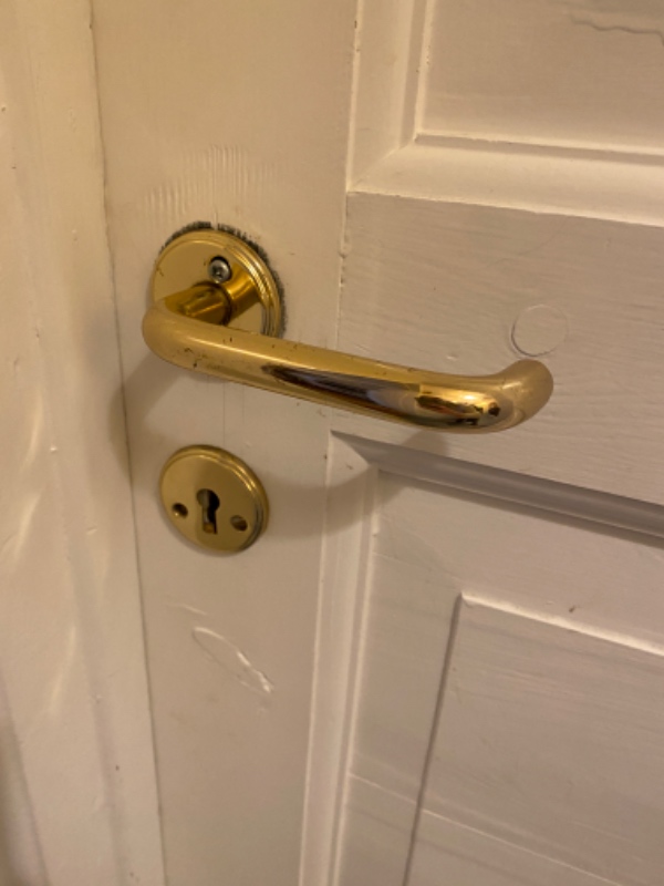 Dørhåndtag skal fastgøres / genmonteres i gammel dør