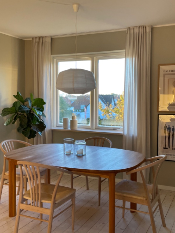 Slibning af egetræsspisebord