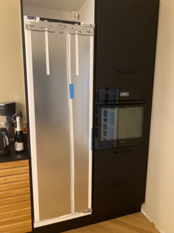 Påsætning af 2 x door on door indbygningslåger på hhv indbygget køleskab og fryser, har låger.