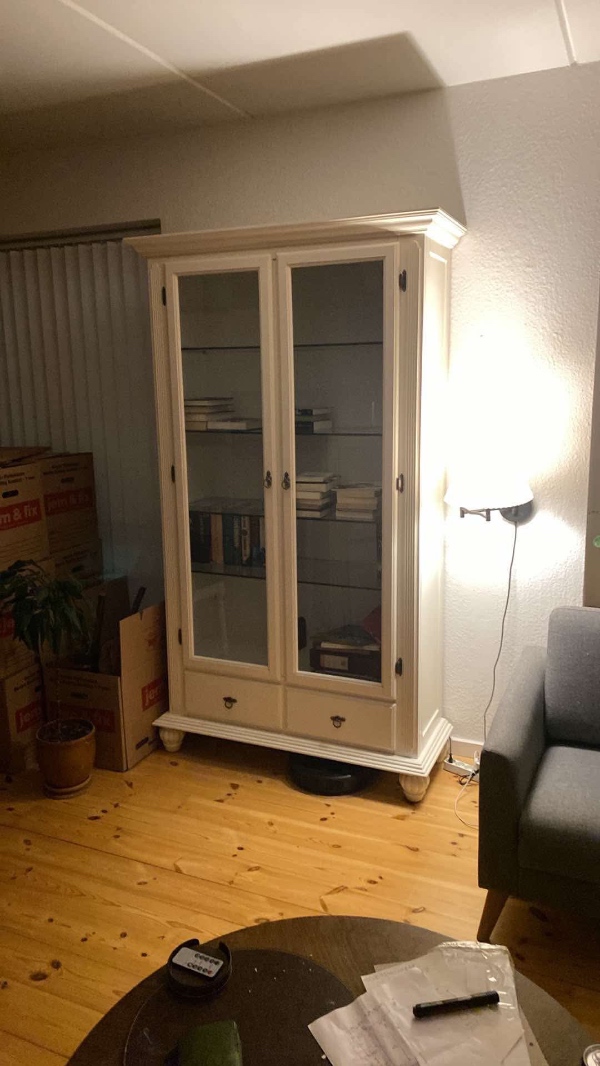 hente to vitrineskabe i Odense C og køre til anden adresse i Odense C