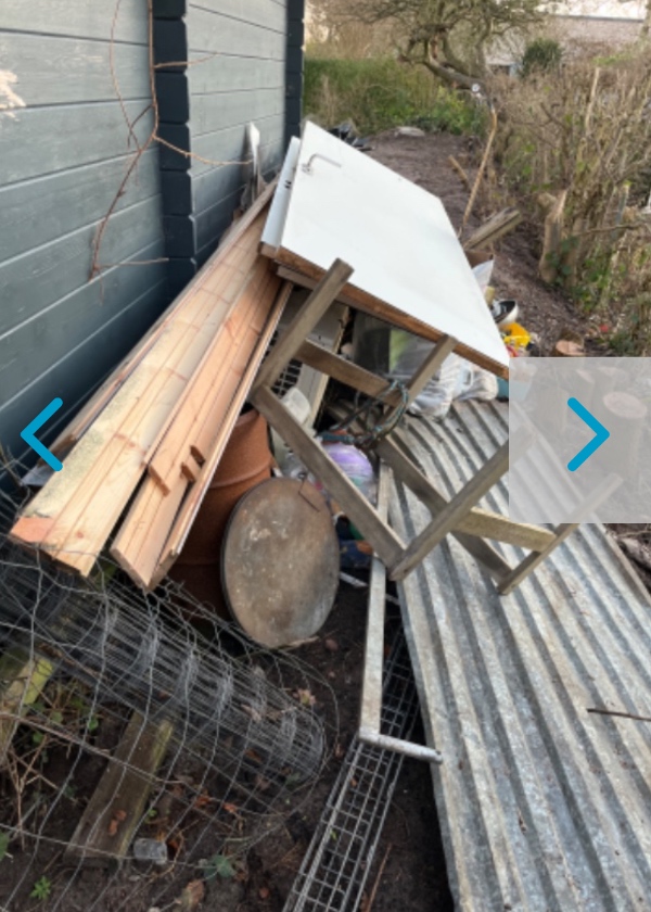 Køre affald på genbrugspladsen