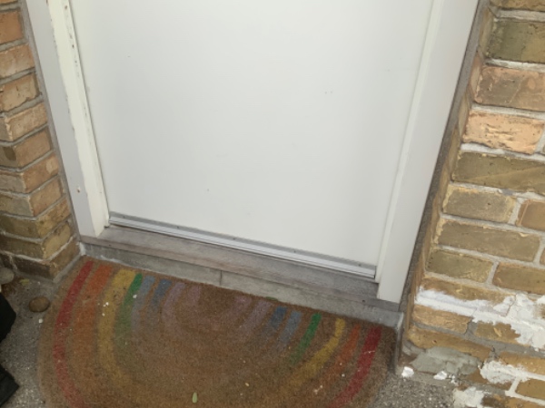 Hul i hoveddør til kattelem.