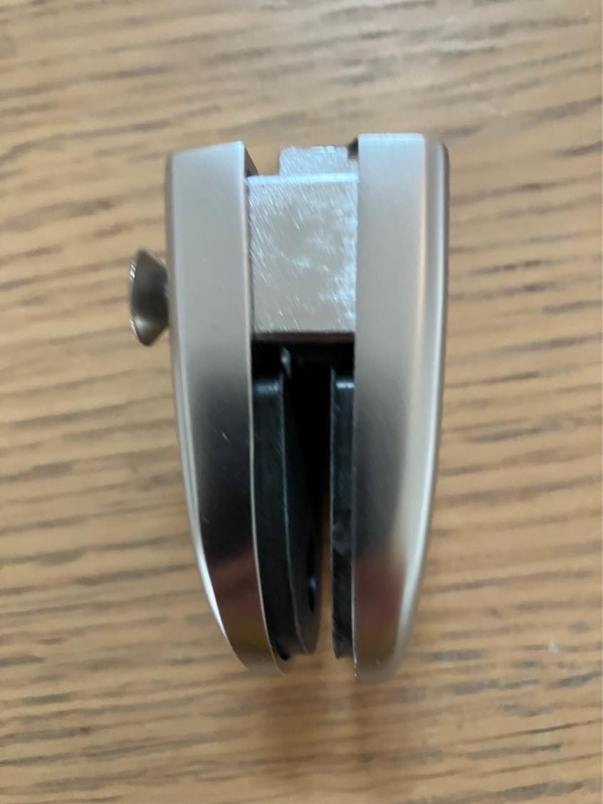 Montering af 4 glasbeslag og 1 glas på repos og opsætning af to rullegardiner (vindue og dør 80/90 cm i bredden.