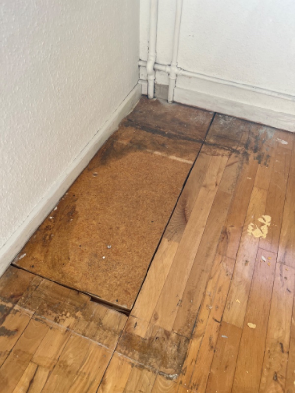 Reparation af gyngende gulv og og udskiftning af plade med gulvbrædder.