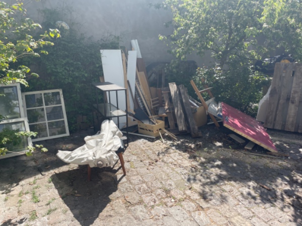 Fjernelse af diverse storskrald/byggeaffald fra gård