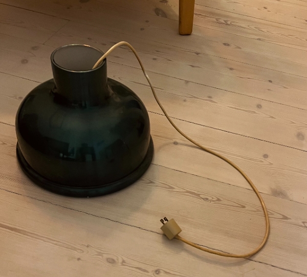 Lampen skal kontrolleres + ledning skal udskiftes med ny ca. 5. meter stofledning + monteres