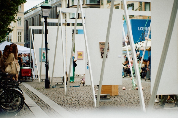 Opsætning af konstruktioner til udendørs kunstfestival