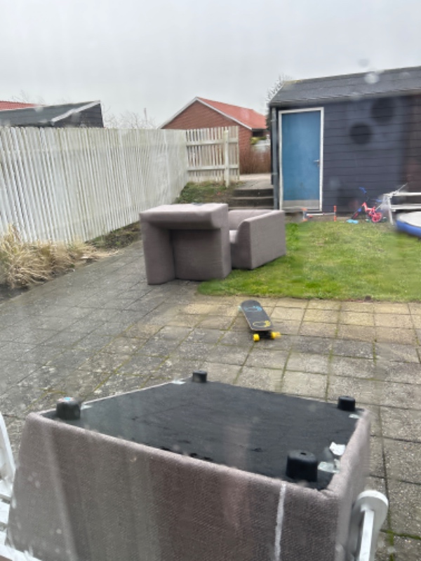 Bortskaffelse af sofa og køleskab