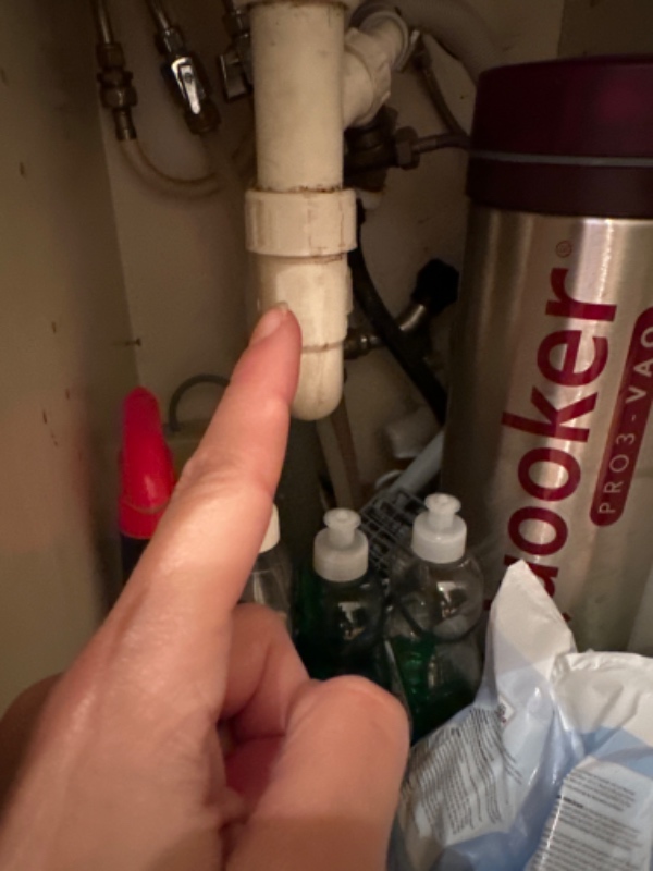 Afløb og hane under vasken skal skiftes