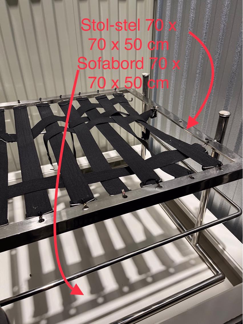 Hjælp til at flytte et par sofaer, sofabord, 11 montana-reoler, to reoler, et par stel og et fjernsyn