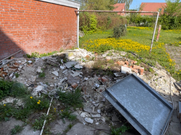 Fjernelse af byggeaffald i baghave