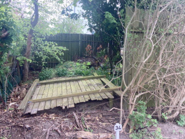 Reparation af hegn i Virum