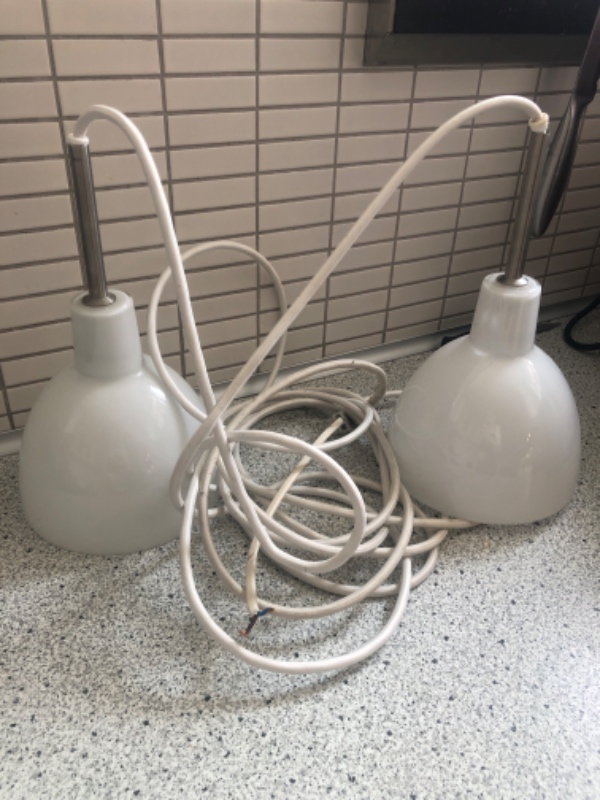 Hængt TV på væg. To reoler hængt op. 4 lamper sat op. 4 billeder hængt op.