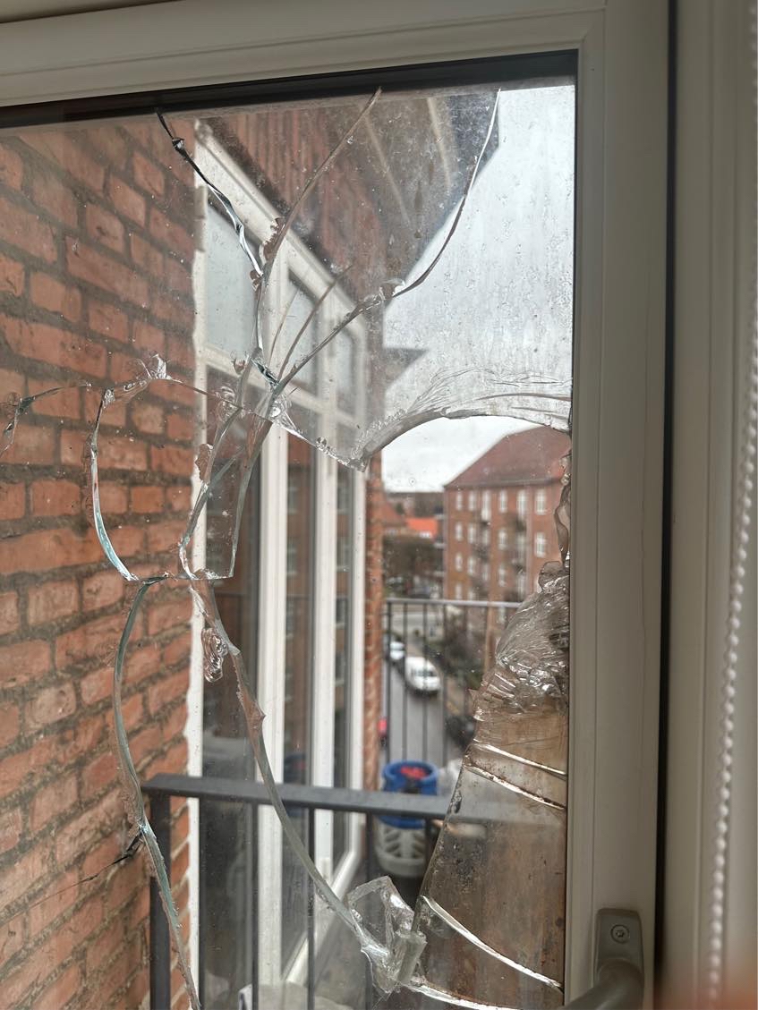 Hjælp til at sætte ny rude i et vindue (thermo rude)