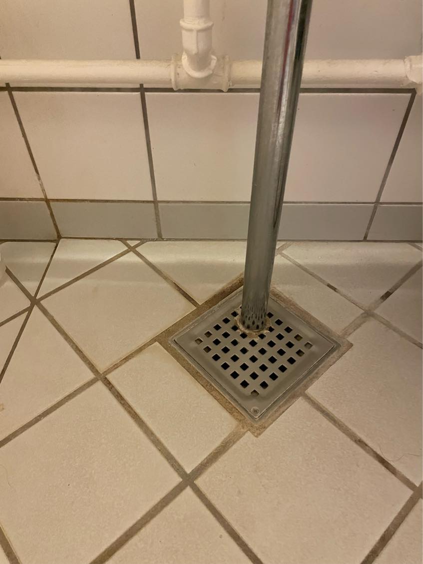 Rengøring af badeværelsefliser og gulv