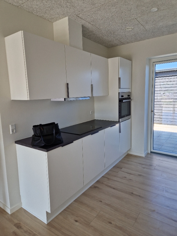 Samling og montering af skuffer i køkkenet montering af 2 svævehylder