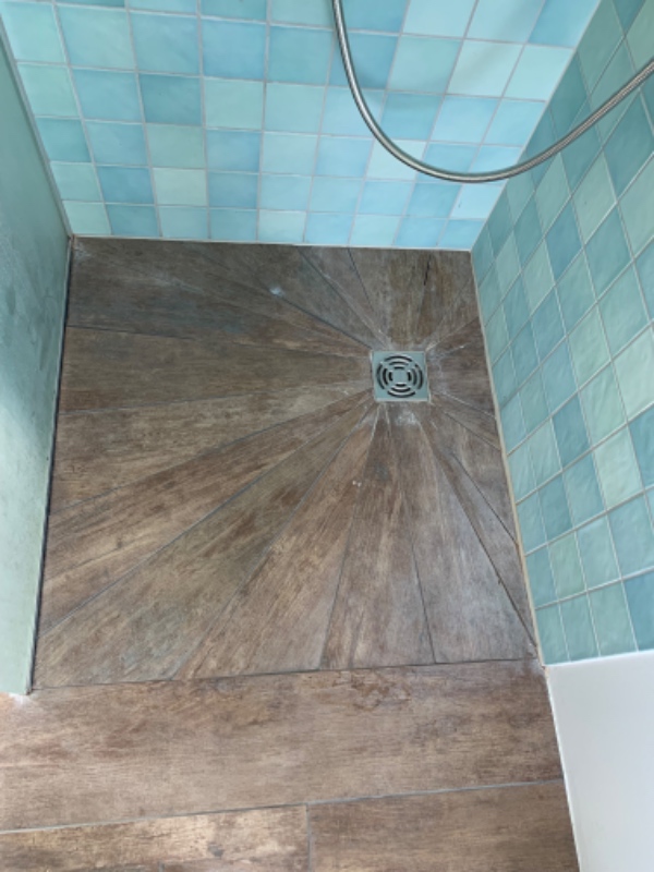 Badeværelse. Nye klinker oven på eksisterende klinker