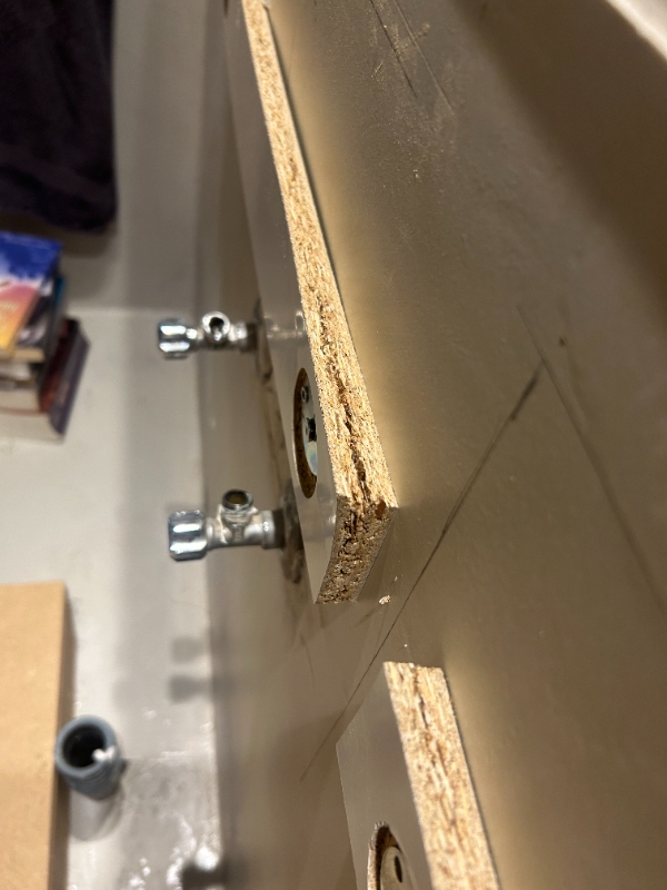 Hjælp til ophæng af badeværelsesmøbel