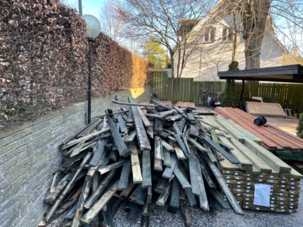 Bortskaffe 6-8 m3 terassebrædder og strøer