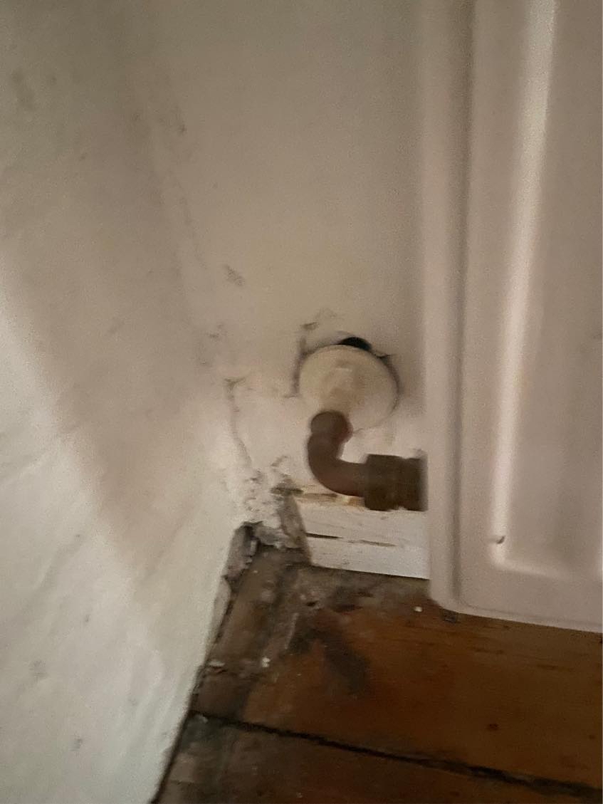 Afmontering af én radiator samt udskiftning af en anden radiator fra vertikal til horisontal