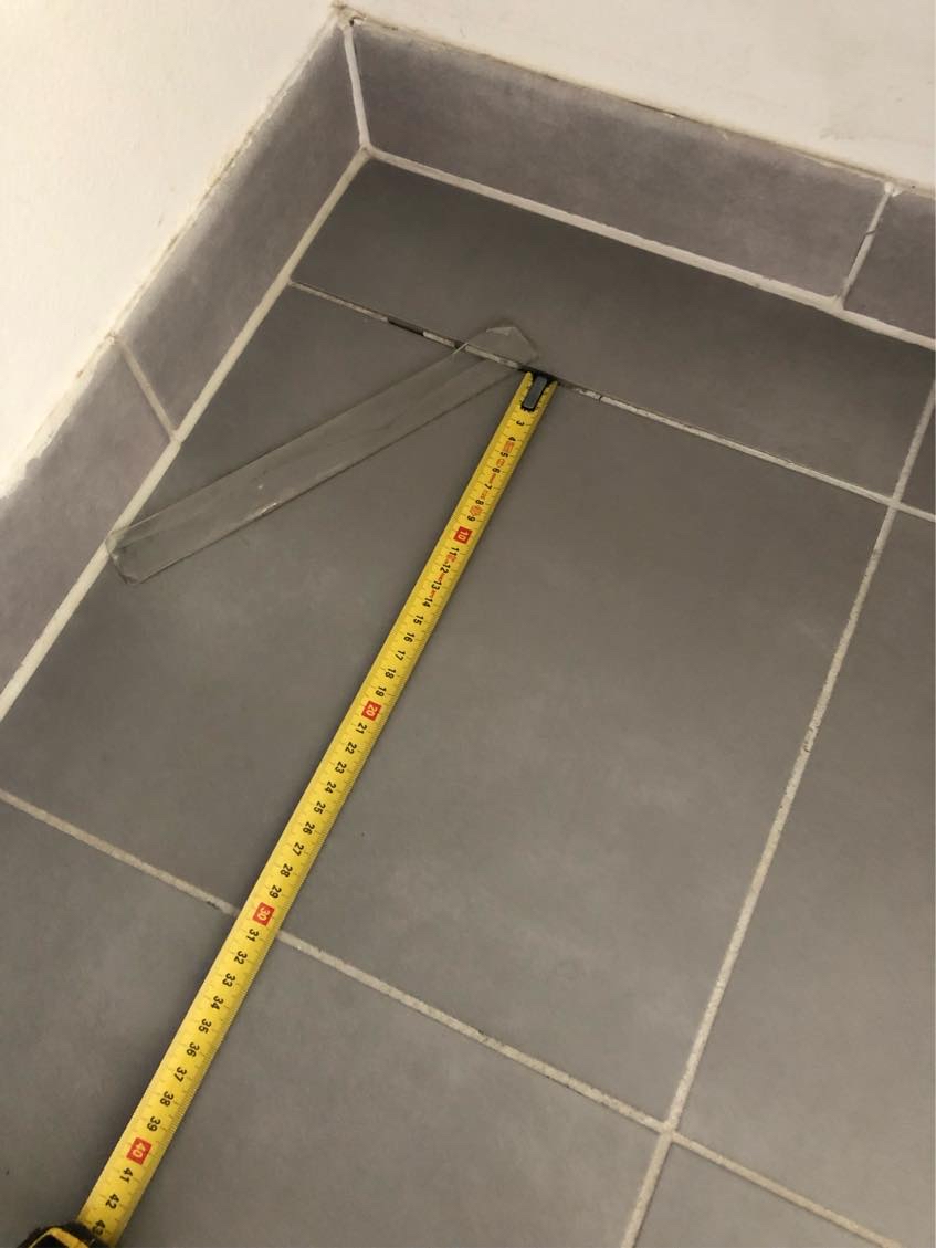 Skiftet en knækket gulvflise på toilet