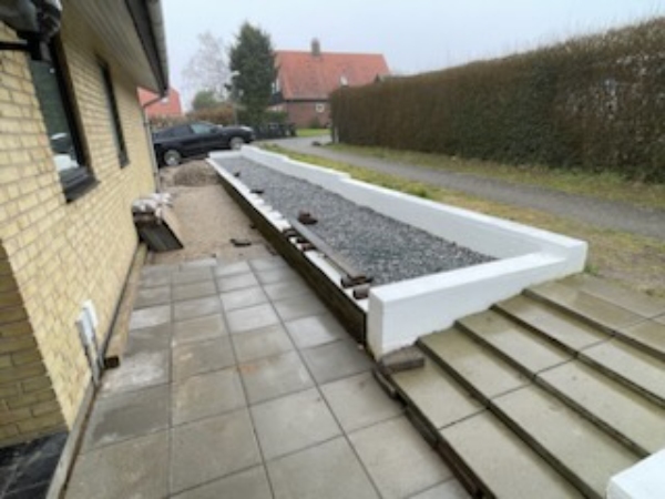 Lægning af fliser i forhave