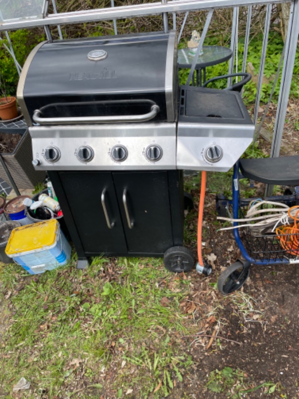 Fjerne sorteret affald og køres på genbrugsplas