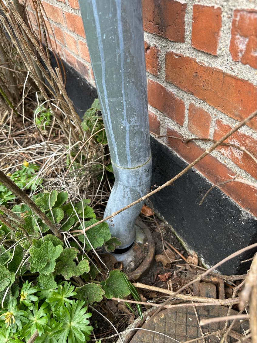 Fæstnet et nedløbsrør til kloak